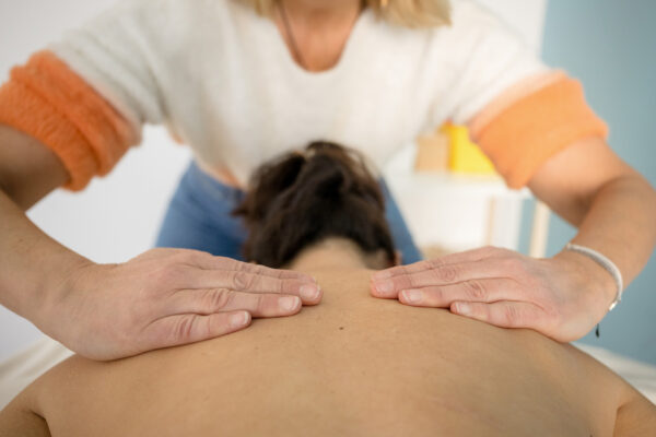 Valerie Stevens pratiquant un massage du dos au Cabinet médical à Braine-l’Alleud